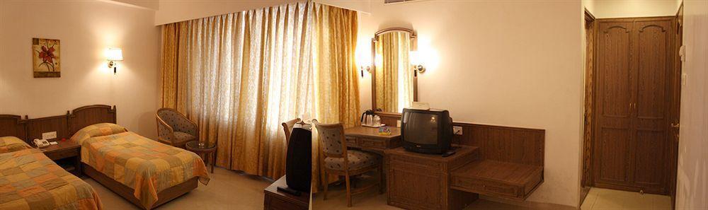 Celebrations Hotel Нави Мумбай Екстериор снимка
